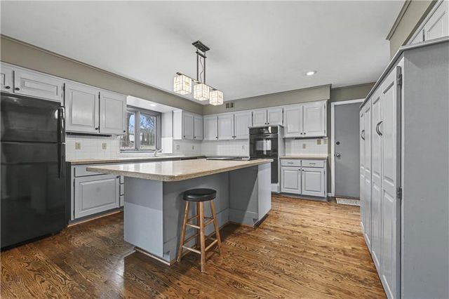 12209 Aberdeen Road, Leawood, KS 66209