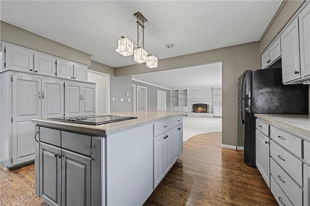 12209 Aberdeen Road, Leawood, KS 66209