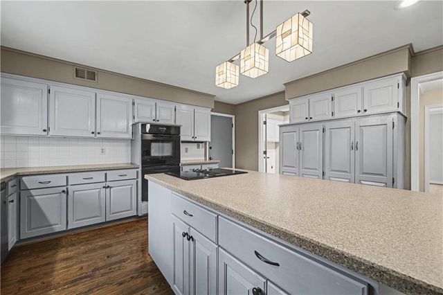 12209 Aberdeen Road, Leawood, KS 66209