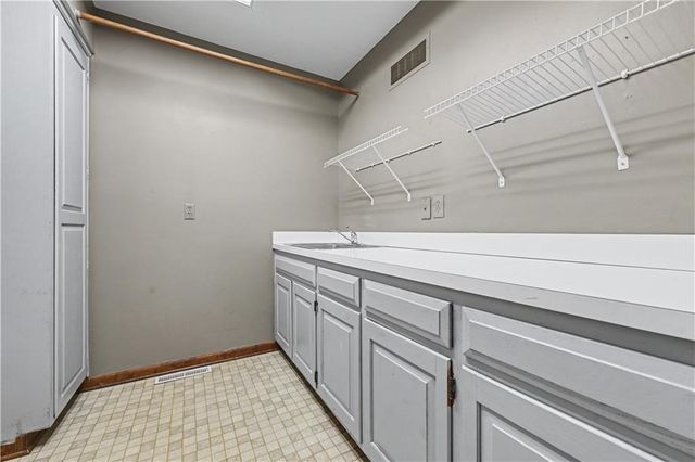 12209 Aberdeen Road, Leawood, KS 66209