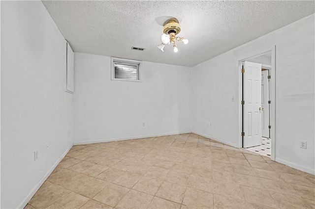 12209 Aberdeen Road, Leawood, KS 66209