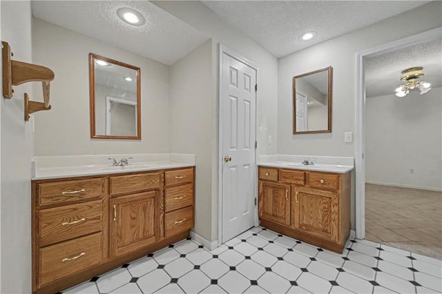 12209 Aberdeen Road, Leawood, KS 66209