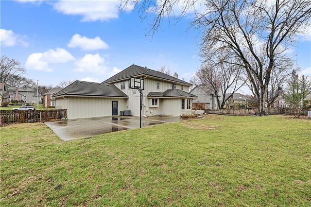12209 Aberdeen Road, Leawood, KS 66209