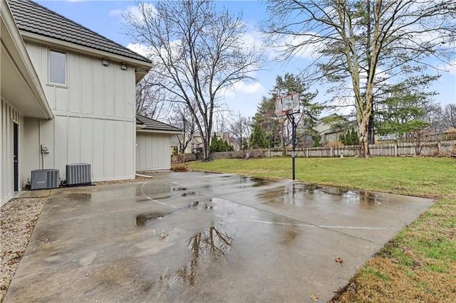 12209 Aberdeen Road, Leawood, KS 66209