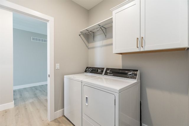 5750 Meadow Grass Circle SE, Cedar Rapids, IA 52403