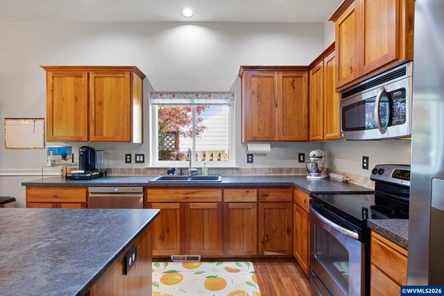495 Lavender St, Silverton, OR 97381