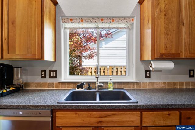 495 Lavender St, Silverton, OR 97381