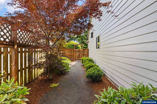 495 Lavender St, Silverton, OR 97381