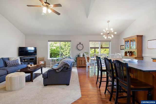 495 Lavender St, Silverton, OR 97381
