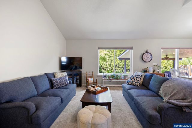 495 Lavender St, Silverton, OR 97381