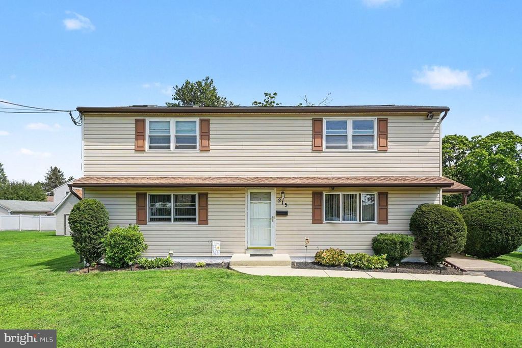 215 MAPLE ST, WARMINSTER, PA 18974 — photo 2