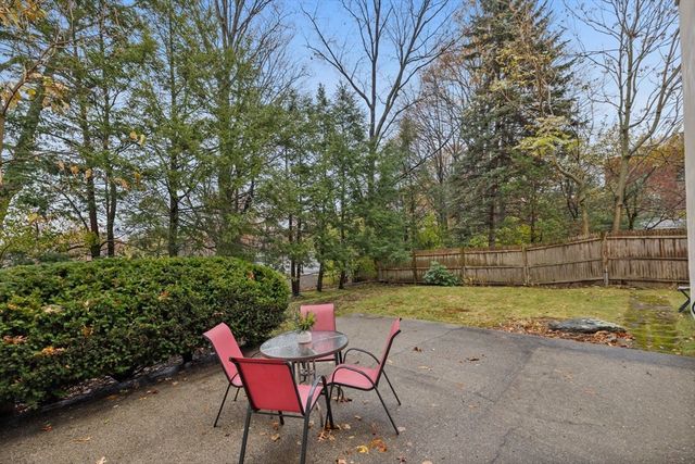 1 Charles St N, Reading, MA 01867