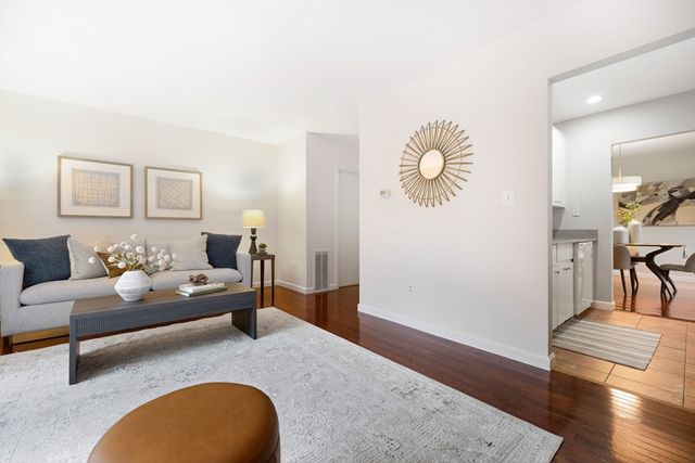 1 Charles St N, Reading, MA 01867