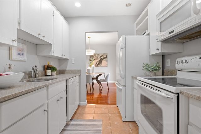 1 Charles St N, Reading, MA 01867