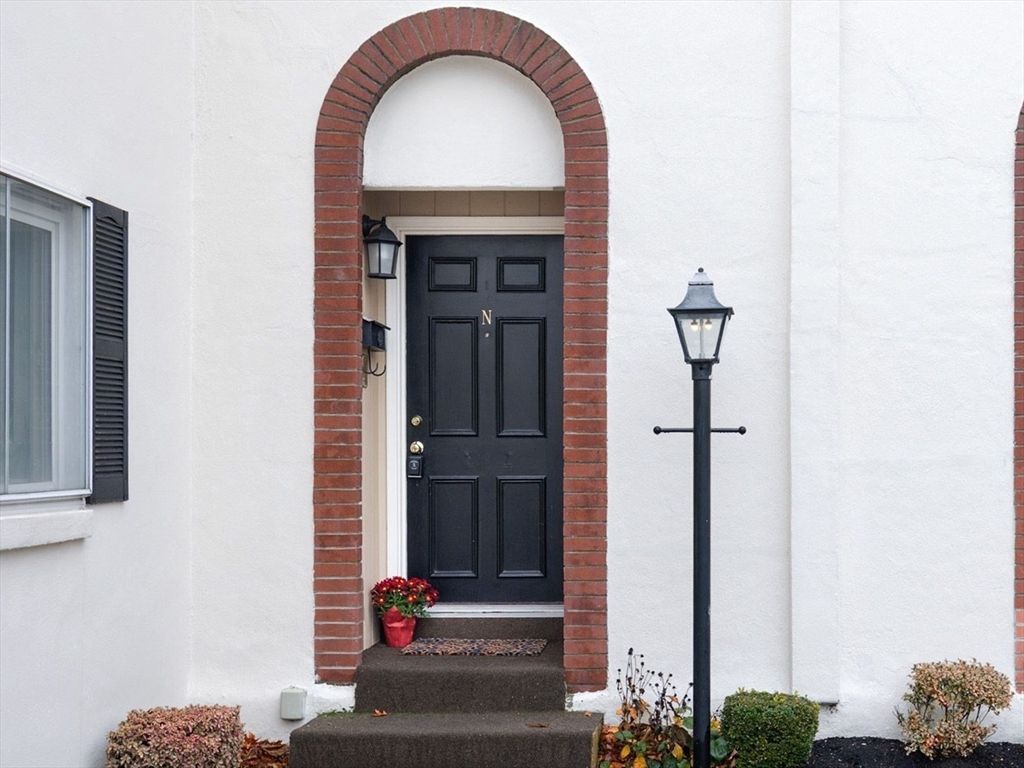 1 Charles St N, Reading, MA 01867