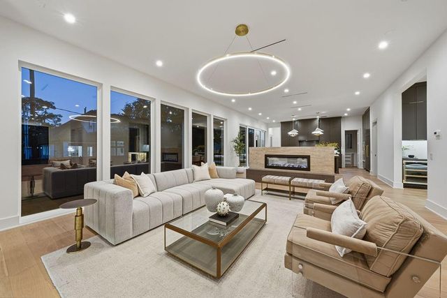 5011 Glenmeadow Drive, Houston, TX 77096