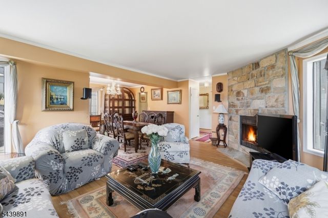 11 Trafalgar Ct, Washington Twp., NJ 07840