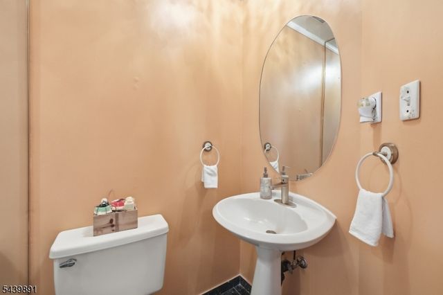 11 Trafalgar Ct, Washington Twp., NJ 07840