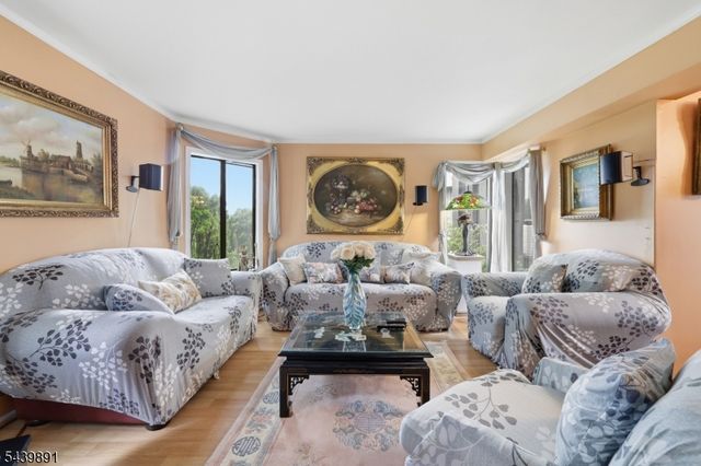 11 Trafalgar Ct, Washington Twp., NJ 07840