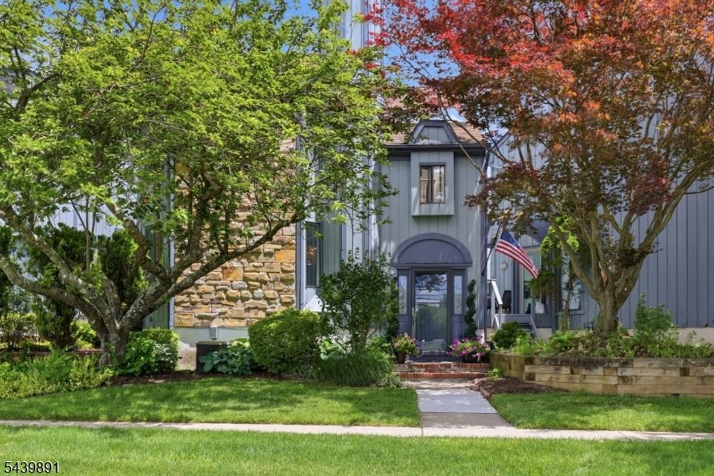 11 Trafalgar Ct, Washington Twp., NJ 07840
