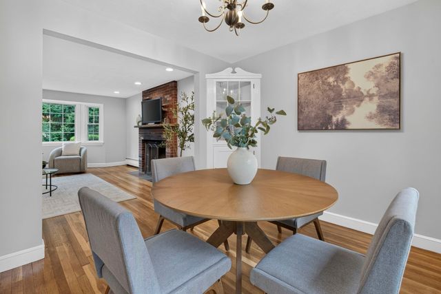 25 Gray Ter, Bedford, MA 01730