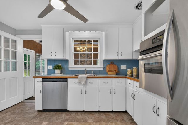 25 Gray Ter, Bedford, MA 01730