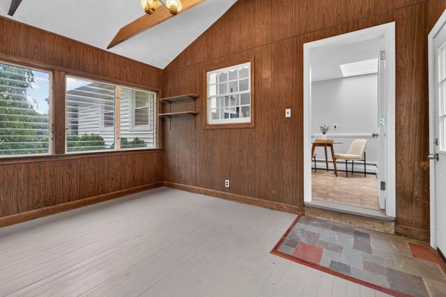 25 Gray Ter, Bedford, MA 01730