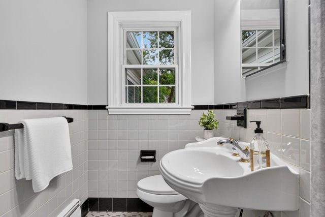 25 Gray Ter, Bedford, MA 01730