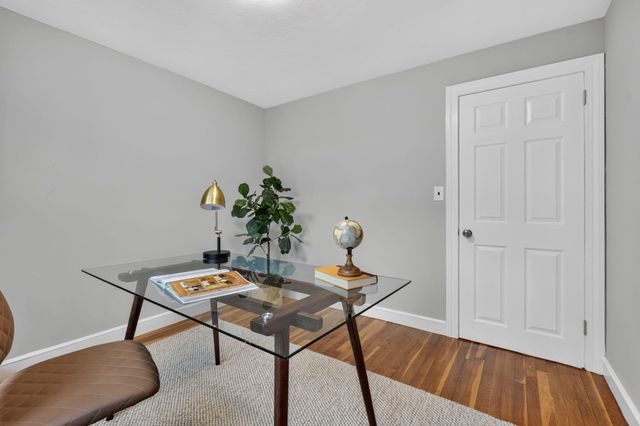 25 Gray Ter, Bedford, MA 01730