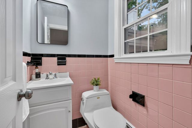 25 Gray Ter, Bedford, MA 01730