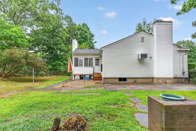 25 Gray Ter, Bedford, MA 01730