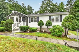 25 Gray Ter, Bedford, MA 01730