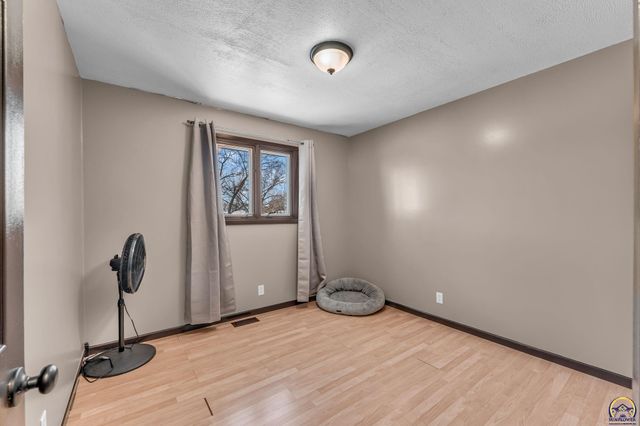 5011 NW Brickyard RD, Topeka, KS 66618