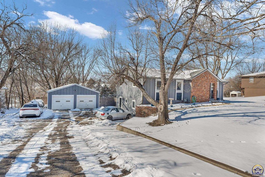 5011 NW Brickyard RD, Topeka, KS 66618