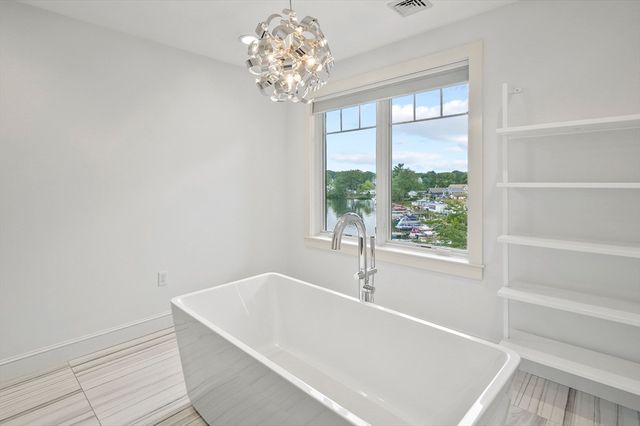14 Bay Edge Lane, Worcester, MA 01604