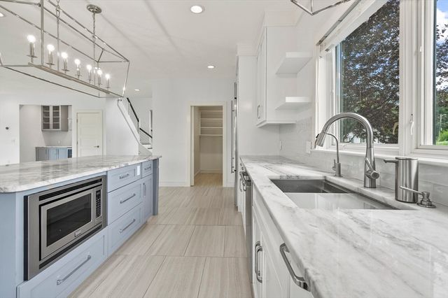 14 Bay Edge Lane, Worcester, MA 01604