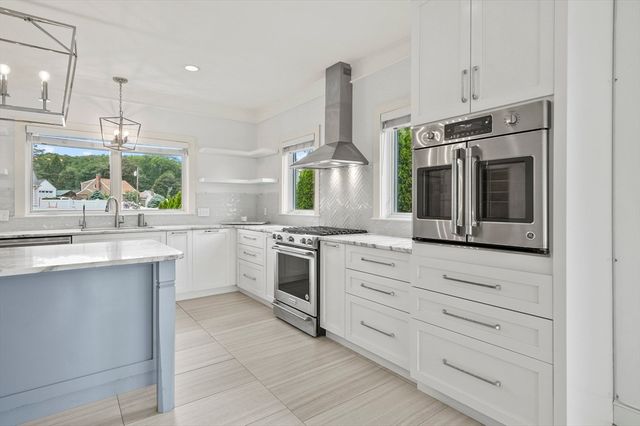 14 Bay Edge Lane, Worcester, MA 01604