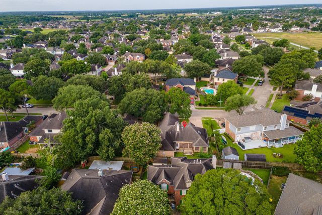1813 Oak Wood Drive E, Pearland, TX 77581