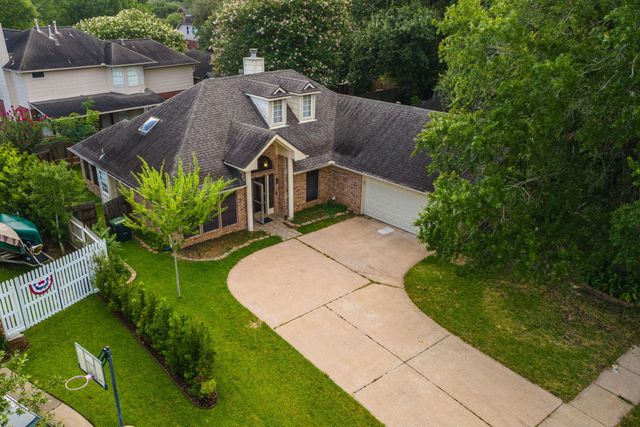 1813 Oak Wood Drive E, Pearland, TX 77581