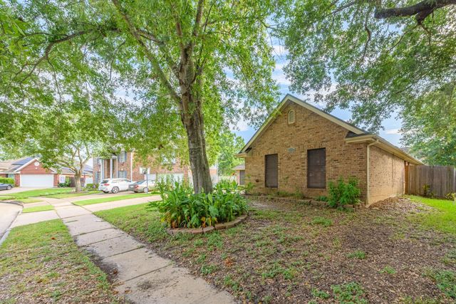 1813 Oak Wood Drive E, Pearland, TX 77581