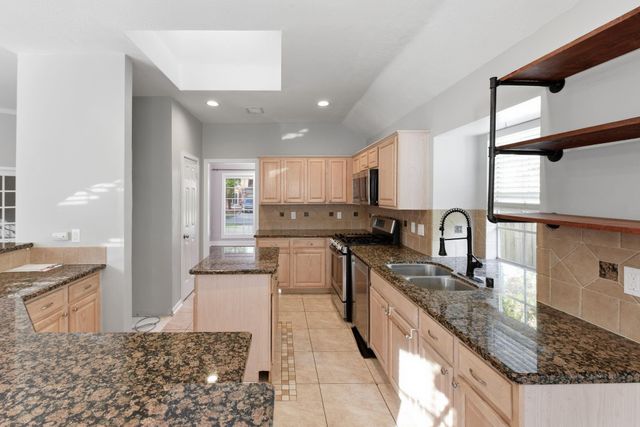 1813 Oak Wood Drive E, Pearland, TX 77581