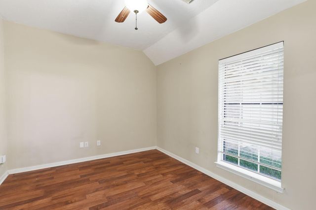 1813 Oak Wood Drive E, Pearland, TX 77581