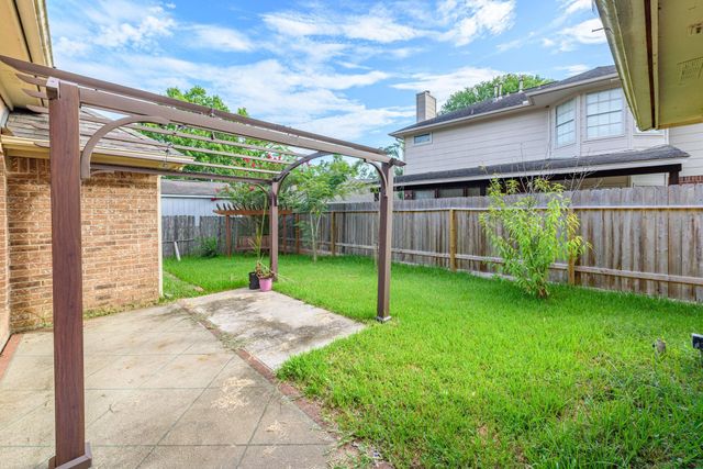 1813 Oak Wood Drive E, Pearland, TX 77581