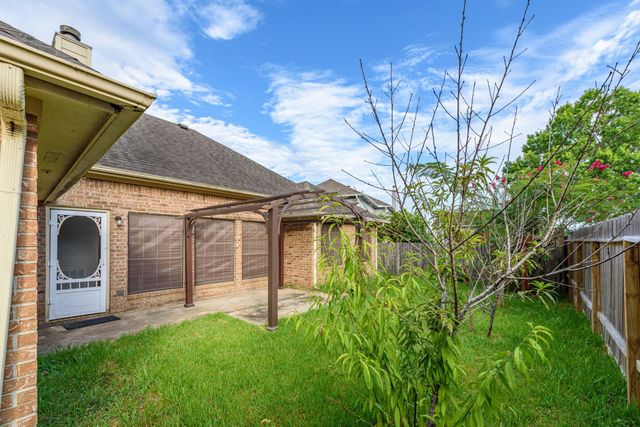 1813 Oak Wood Drive E, Pearland, TX 77581