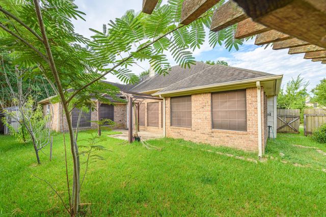 1813 Oak Wood Drive E, Pearland, TX 77581