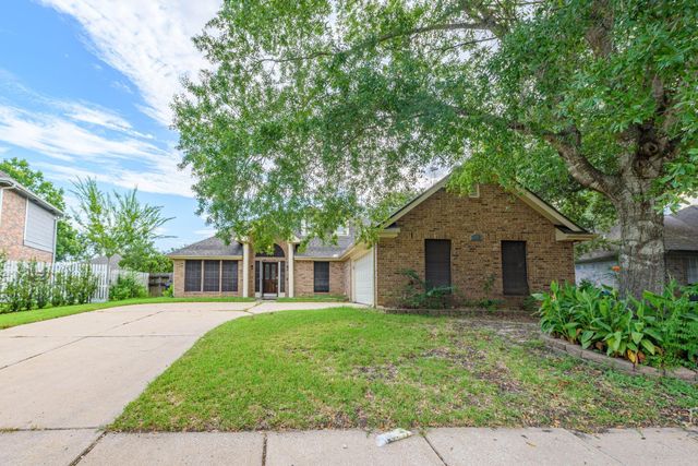 1813 Oak Wood Drive E, Pearland, TX 77581