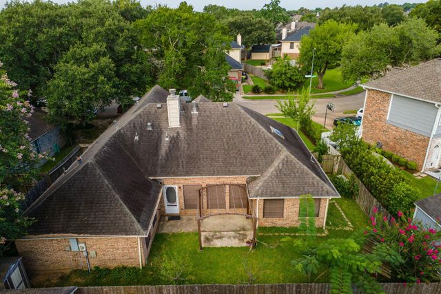 1813 Oak Wood Drive E, Pearland, TX 77581