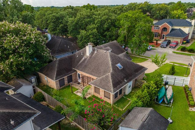 1813 Oak Wood Drive E, Pearland, TX 77581