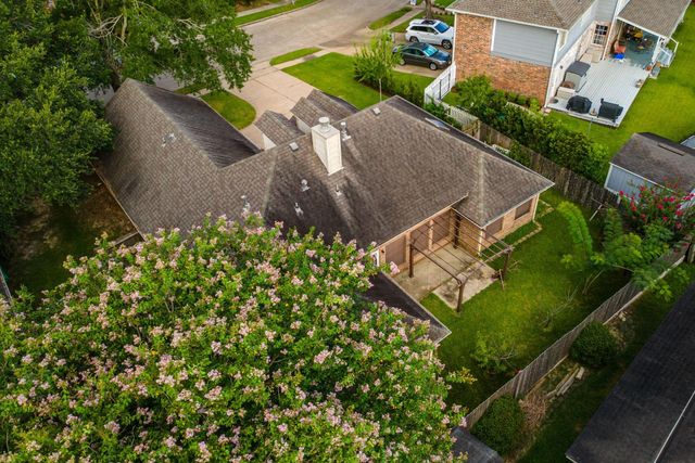1813 Oak Wood Drive E, Pearland, TX 77581