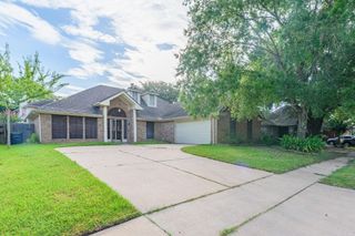 1813 Oak Wood Drive E, Pearland, TX 77581